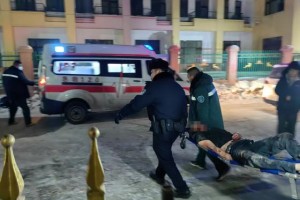 “情况紧急，都没顾得疼…”民警护住自残男子，事后才发现被刀划伤