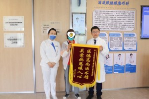 福州一阿婆滑倒检查筋骨都没事，意外发现眼眶肿瘤，“熊猫医生”团队熟练“拆弹