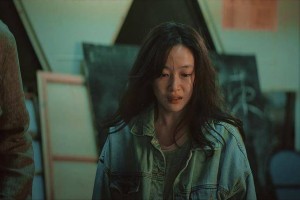 刘美含主演电影《逆行人生》正在热映 首挑母亲角色反差感十足